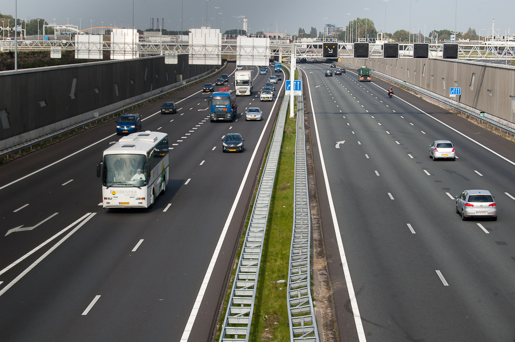 20110916-140004.jpg - A2 hoofdrijbanen ten zuiden van de aansluiting Papendorp. De muren en wallen geven de indruk van een "tunnel zonder dak".