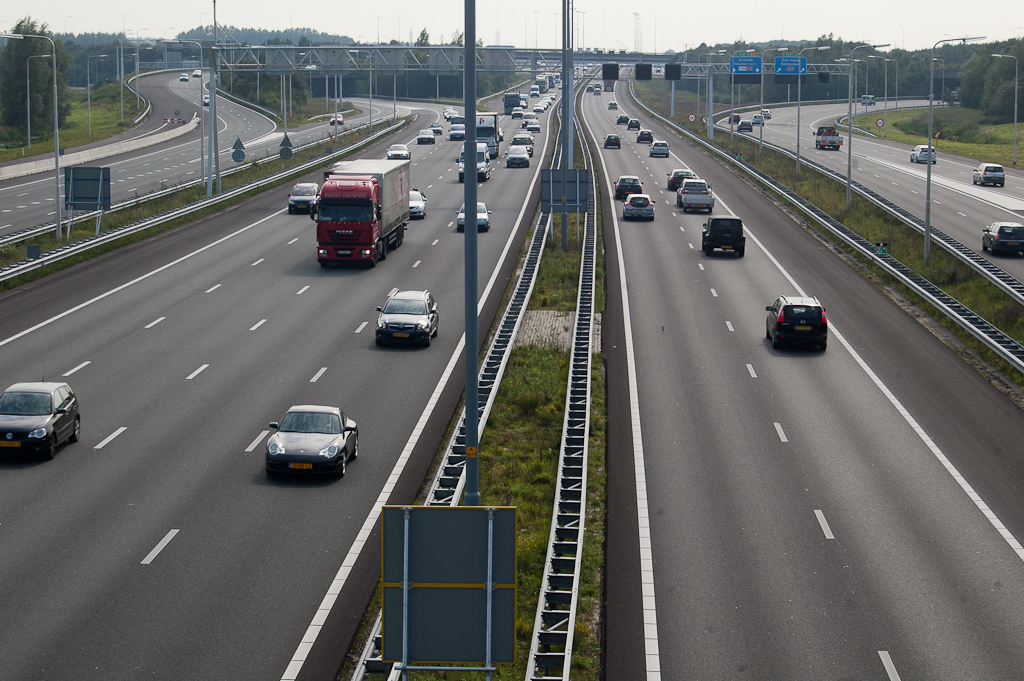 20110916-140502.jpg - Beide A2 hoofdrijbanen gaan met elk twee rijstroken door het knooppunt. A12-oost relaties komen er met twee rijstroken bij tot een totaal van vier rijstroken in de richting Amsterdam.