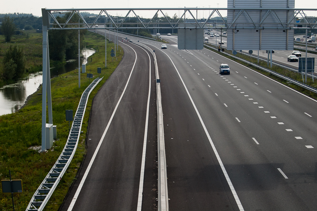 20110916-140555.jpg - Oostelijke parallelrijbaan, met eigenlijk nog een parallelrijbaantje afgescheiden door betonnen barrier.