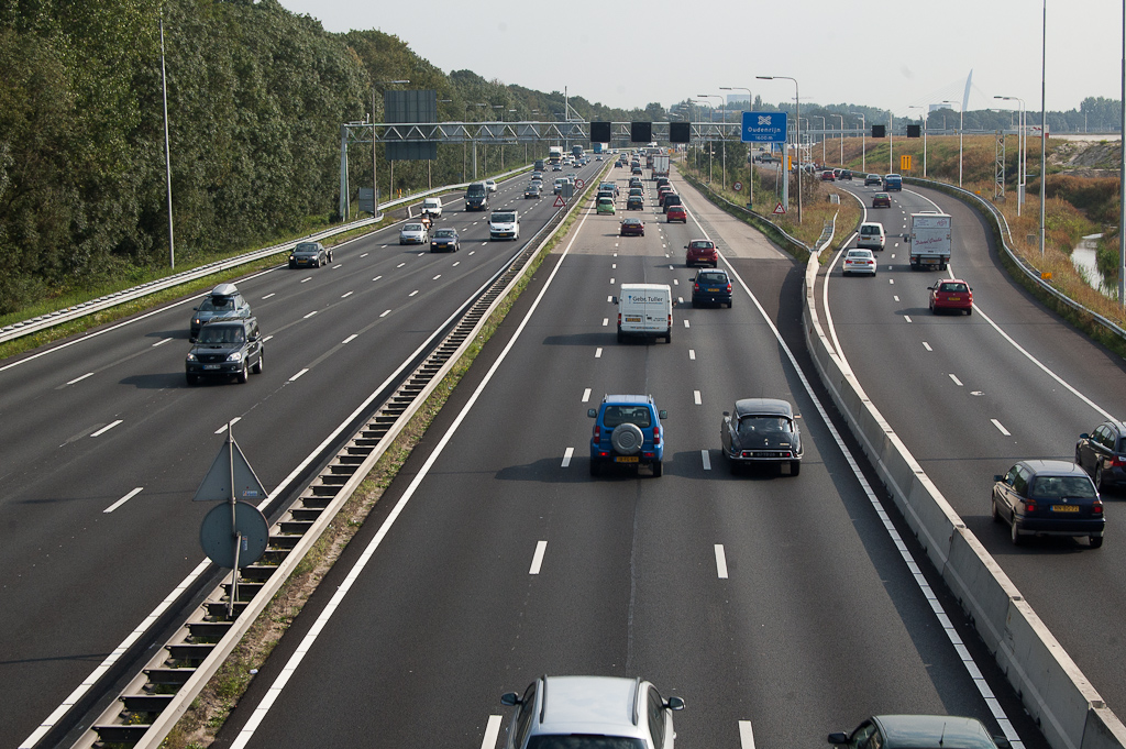 20110916-145855.jpg - Oude A2 rijbaan nog te onderscheiden in het wegvak aansluiting Papendorp-opgeheven aansluiting Oog in Al. Het moet in verkeer blijven zolang de landtunnel (rechts) nog niet open kan. Met dat doel is er nog eens in geinvesteerd voor een verbreding van 3+3 naar 4+3+2.