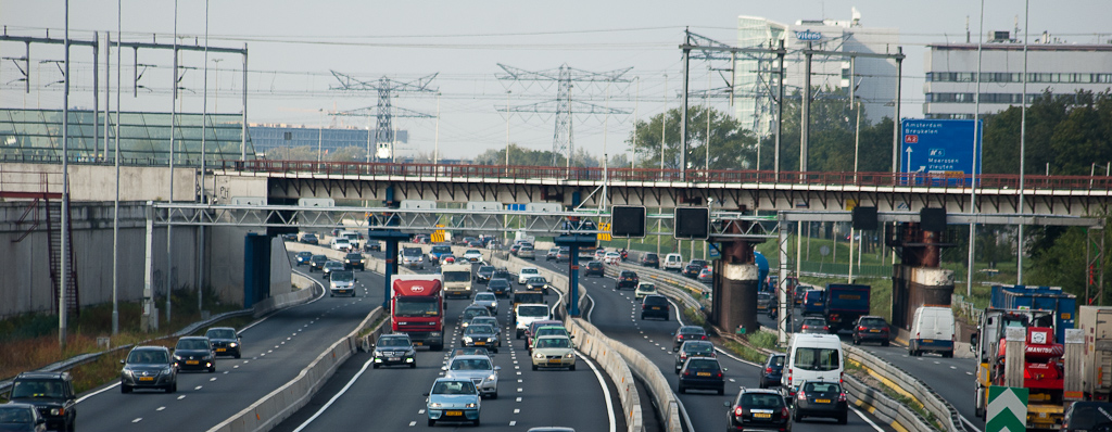 20110916-150317.jpg - Gereconstrueerde oude A2 onder het viaduct met de spoorlijn Utrecht-Woerden, hier in een 2+3+2+2 configuratie. De rijbaan geheel links maakt deel uit van de parallelrijbaan tussen Maarssen en Oudenrijn. Voor de rijbaan geheel rechts is dat niet het geval. Het is een vork waarbij de rijbanen weer samen komen na het spoorviaduct, zodat je daar nog steeds kunt kiezen tussen hoofd- en parallelrijbaan in de richting Maarssen.
