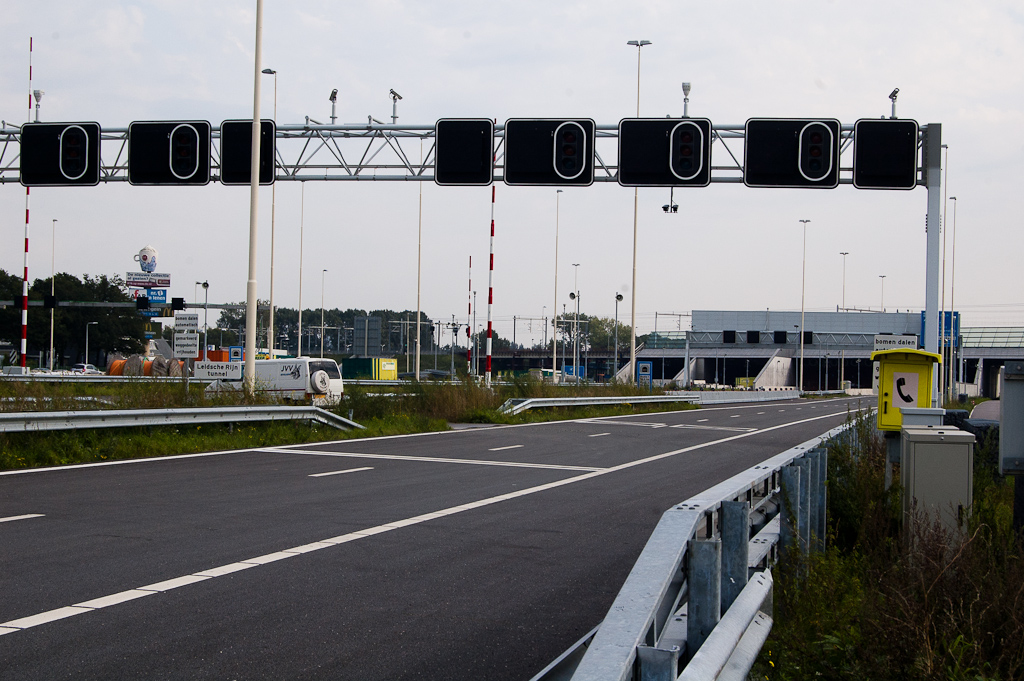 20110916-151659.jpg - Installaties ten noorden van de tunnel lijken gereed, althans op de westelijke parallelrijbaan. Rechts een stukje " Super-Rail ".