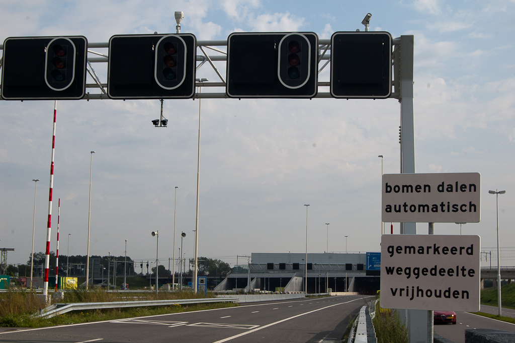20110916-151813.jpg - Links van de rijbaan de verrijdbare barrier waarmee het verkeer naar een andere tunnelbuis kan worden geleid.