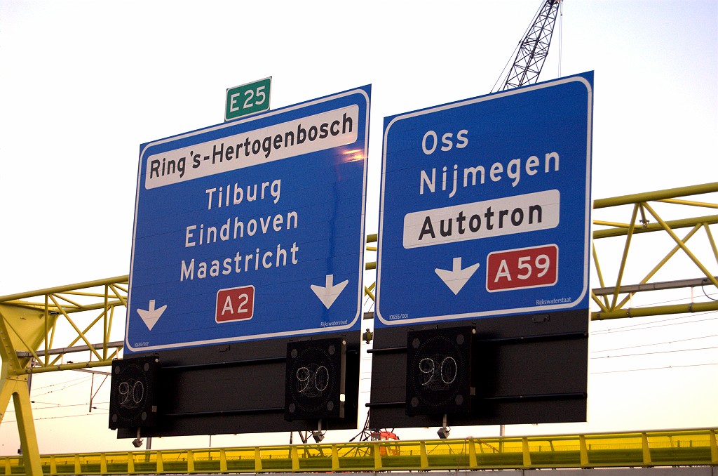 20081227-163224.bmp - Merkwaardige combinatie van RWS insigne en ANWB-stijl bordnummer. Verder zijn de borden in klassieke stijl uitgevoerd met vallende pijlen. Ook heeft de uitvoeger naar Nijmegen hier in de eindsituatie al twee rijstroken. Het zijn dus toch tijdelijke borden.