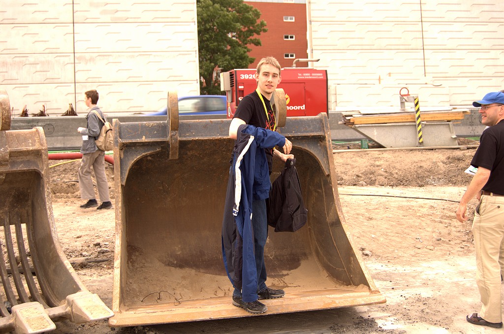 20090606-142242.bmp - Gerespecteerd forumlid bereidt zich voor op een act in een laadschop.