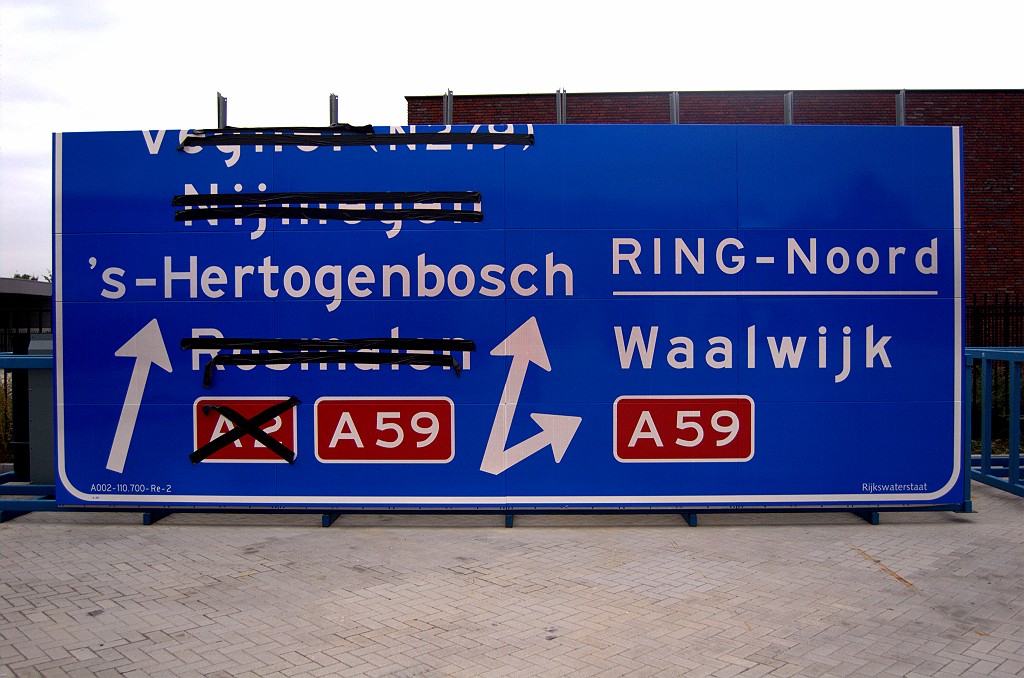 20091002-183515.bmp - En ook creatief met pijlen kantelen bij de noordelijke splitsing tussen hoofd- en parallelrijbanen.