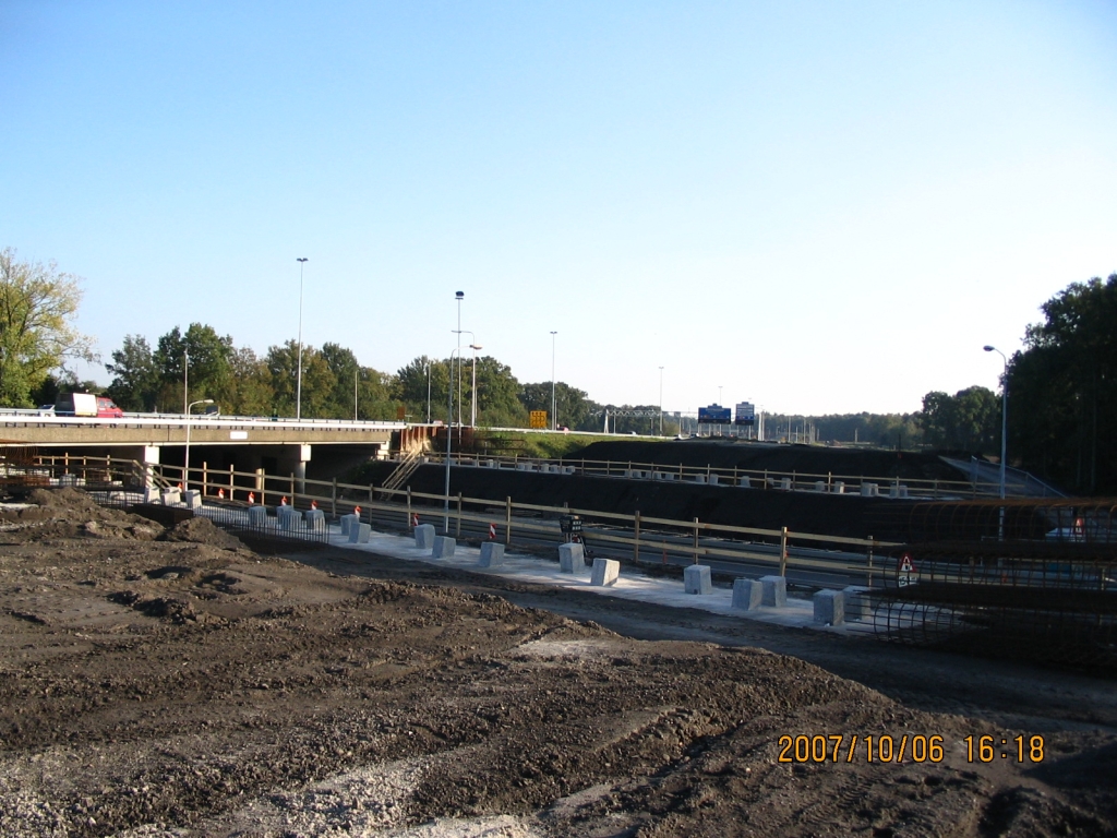IMG_0552.JPG - Terug naar viaduct Oirschotsedijk waar het al flink opschiet met de brughoofden.