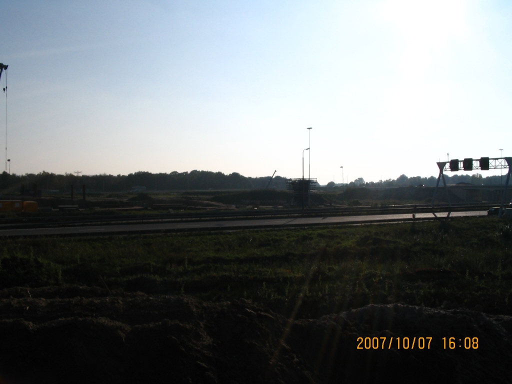 IMG_0574.JPG - Tegenlicht probleempje :) Bedoeling was weer een teken van enkelstrooksheid te laten zien: nog juist te herkennen een pilaartje voor het verbindingsstrookje tussen A67 west en A67 oost hoofdrijbaan.