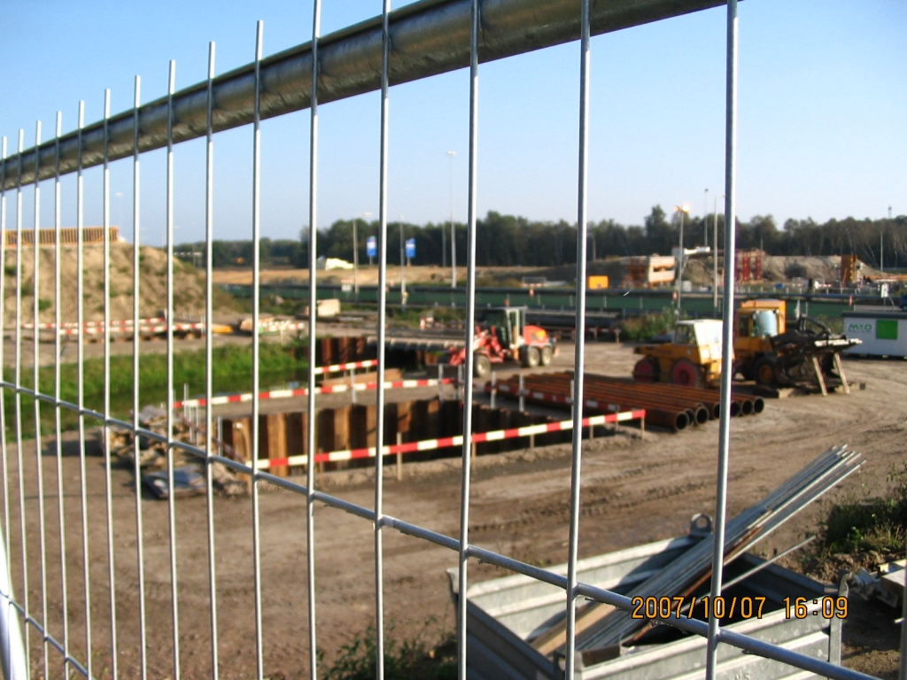 IMG_0577.JPG - Camera stelt scherp op het hekwerk in plaats van de bouwput... wat dat diepe gat met diepwanden moet worden snap ik niet, misschien iets eco's?