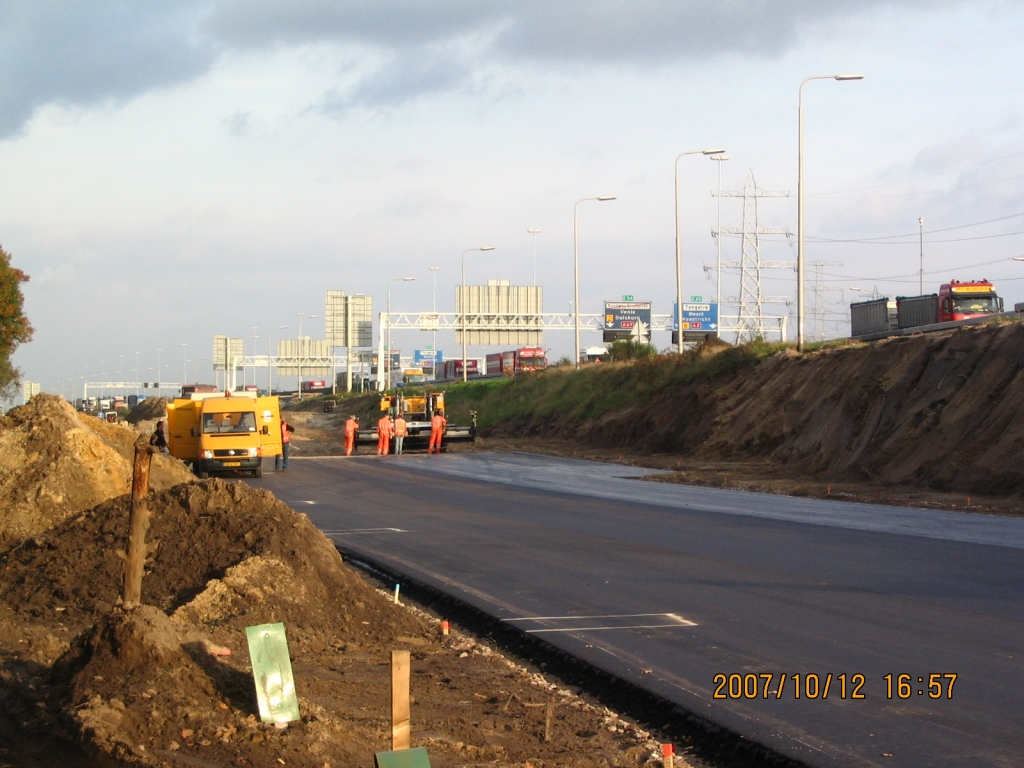 IMG_0616.JPG - De weekendploeg is hier bezig met het asfalteren van de parallelbaan bij de aansluiting Aalsterweg/N69 noordoost zijde. Het Heijmans geel ziet er mooi uit in het herfstzonnetje... misschien moet ik een poging wagen in de fotowedstrijd.