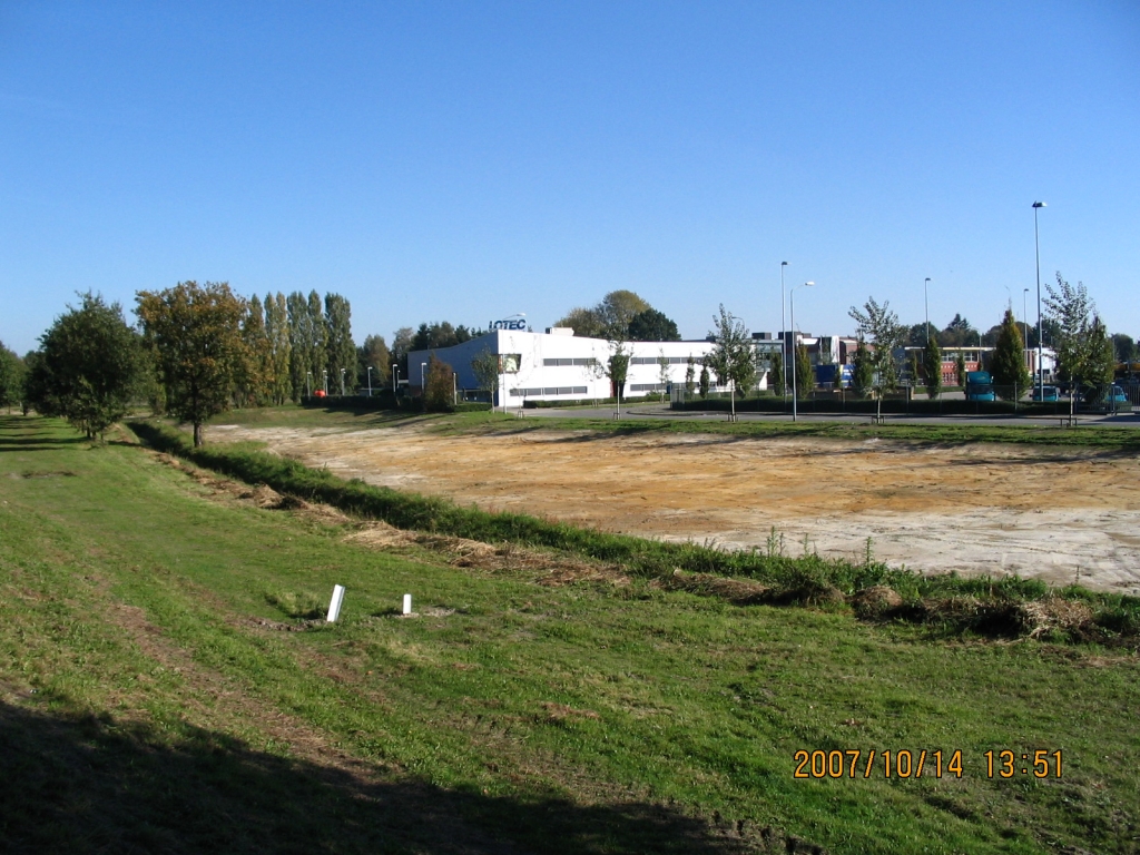 IMG_0647.JPG - Natuurcompensatie in beeld: De zandafgraving moet een zogenaamde bergingsvijver worden in het kader van het in ere herstellen van de beek Ekkersrijt, dat is het geultje hier voor op de foto.