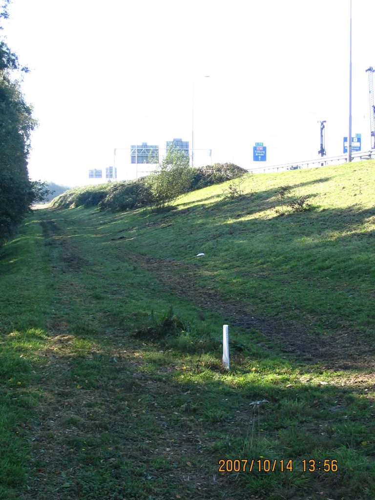IMG_0651.JPG - Leidingorientatiepaaltje van de vorige foto in context geplaatst. A58 zuid tussen spoorviaduct en Ekkerswijer. Ook zichtbaar de hei kranen aan de noordzijde.