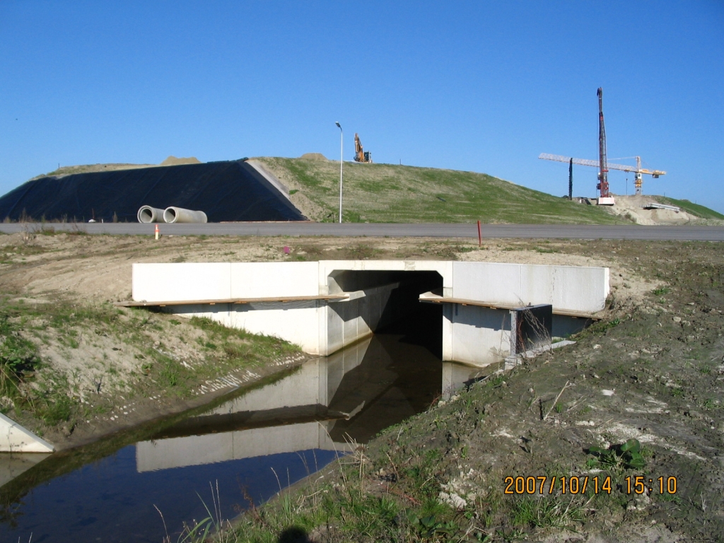 IMG_0667.JPG - Weer beekje de Ekkersrijt. Waar die nu nog via een paar kleine rioolpijpjes onder Kp. Batadorp wordt doorgevoerd, zien we hier een nieuwe en ruime tunnel onder de boog A58 west -> A2 Eindhoven westtangent.