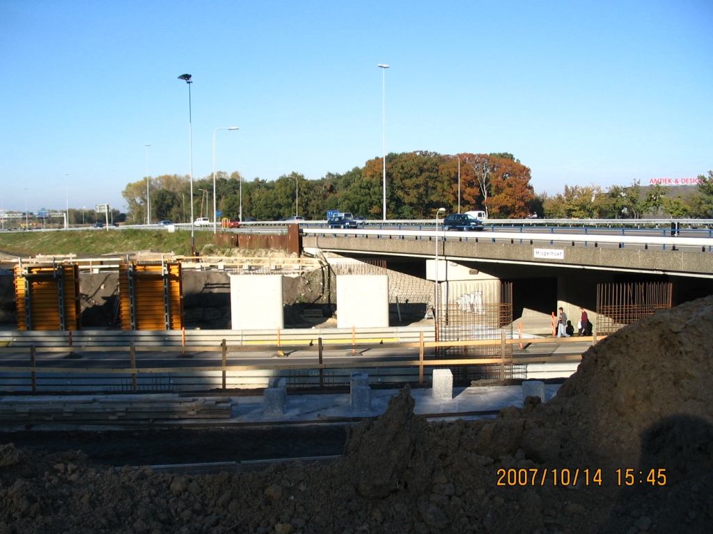 IMG_0683.JPG - Nog even terug naar de Oirschotsedijk met brugpilaren in diverse stadia van compleetheid. Evenals bij de  Holstlaan  doet men zijn uiterste best om de nieuwe viaducten zo identiek mogelijk te maken als de bestaande.