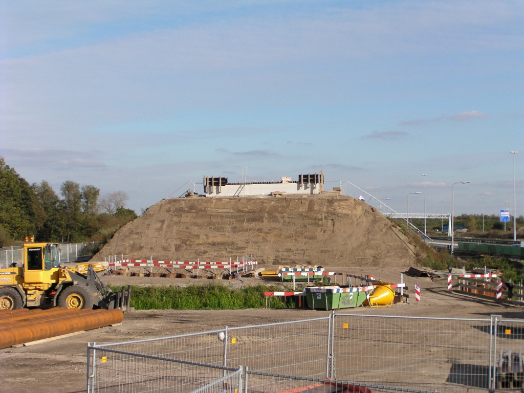 pa200021.jpg - Kp. de Hogt, brughoofd voor Dommelviaduct, parallelbaan noord.