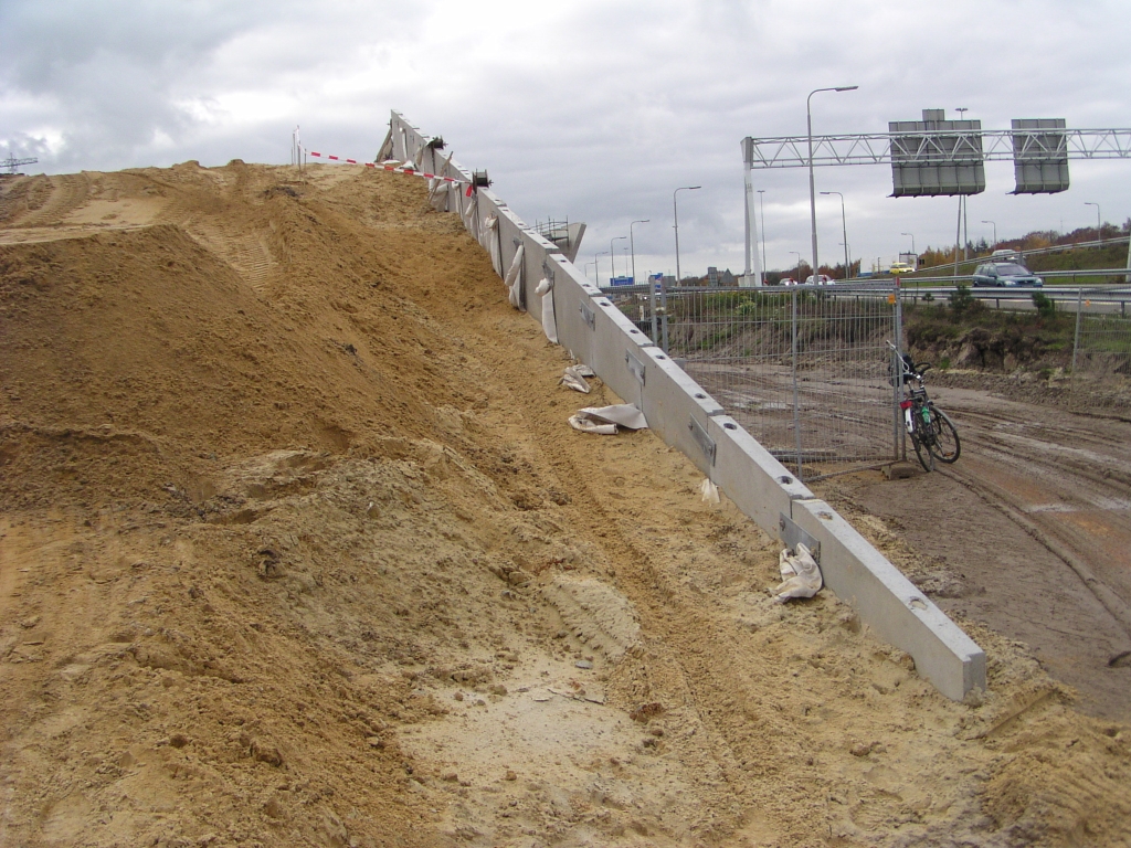 pb040015.jpg - Oostelijkste puntje van de terre armee constructie bij Leenderheide.