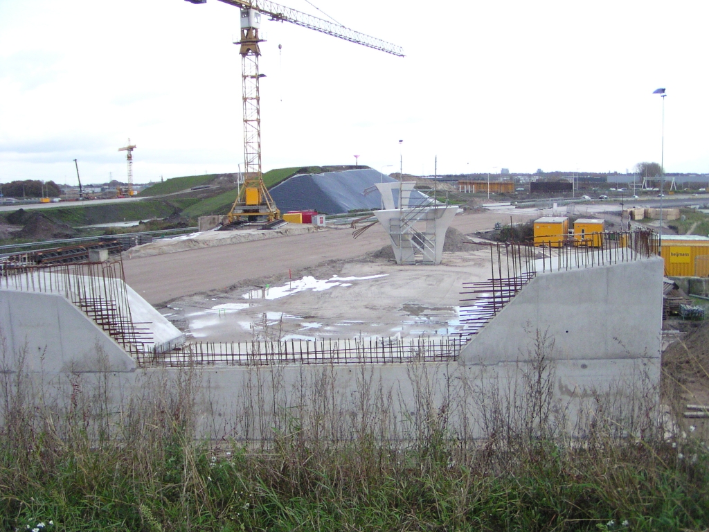 pb100006.jpg - Drie pilaren gereed nu voor de flyover A58 west->oost, gezien komende vanuit de richting Tilburg.