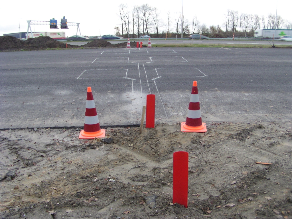 pb100008.jpg - Detectielussen aangebracht die dadelijk netjes onder de Zoab toplaag gaan verdwijnen.