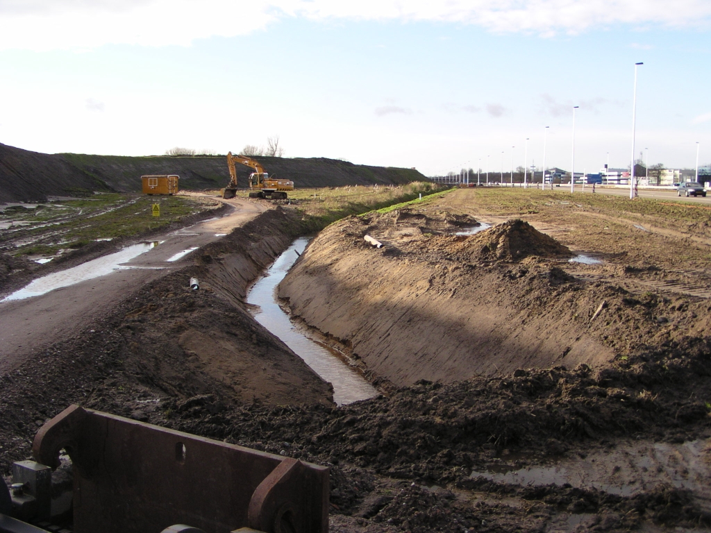 pc090002.jpg - Vaag bermslootje hier. Het RWS plaatje suggereert dat deze ruimte dadelijk geheel wordt ingenomen door een rotonde t.b.v. de aansluiting Ekkersrijt, en dat de bypass langs die rotonde in de richting Kennedylaan  op  het talud aan de linkerzijde komt.