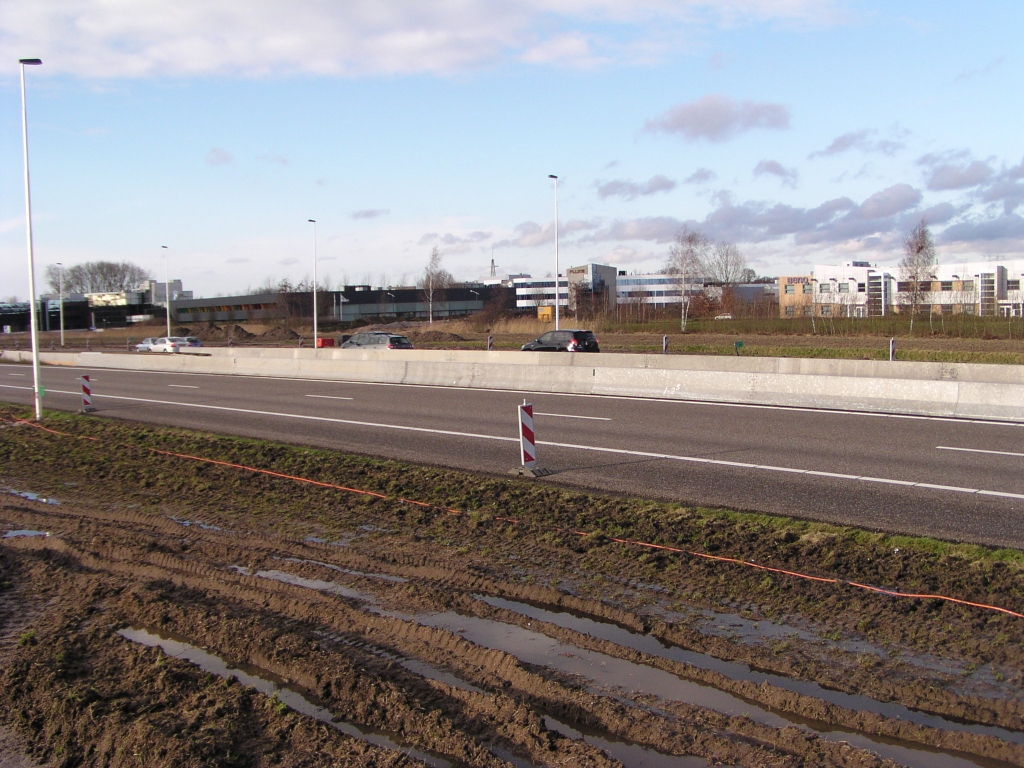 pc090004.jpg - Barrieres neergezet ter hoogte van de nieuwe aansluiting Ekkersrijt, maar hun functie is nog onduidelijk.