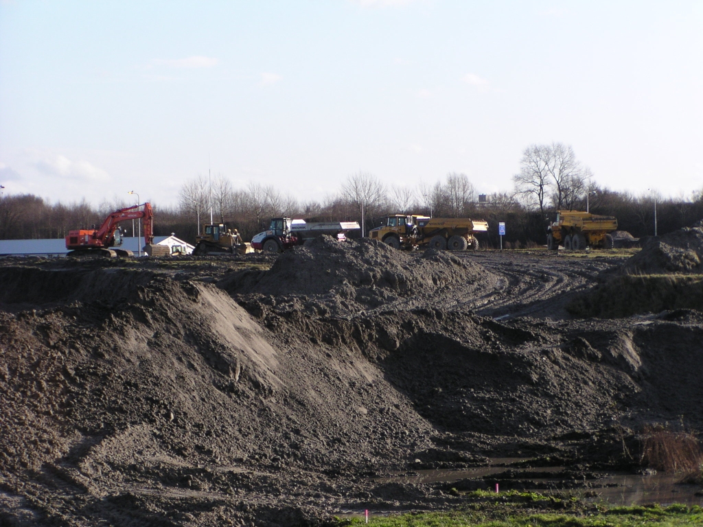 pc090007.jpg - Deze aannemer laat zijn werktuigen in het weekend staan op een zichtlocatie. "Kijk, hier gebeurt wat".