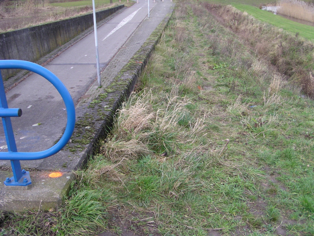pc090012.jpg - Bij de noordzijde van de fietstunnel onder de A58 naar Ekkersrijt komen we een aantal interessante markeringen tegen.