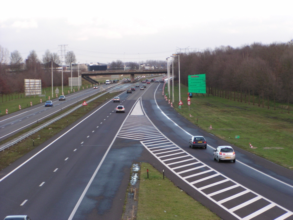 pc090025.jpg - Grens tussen de twee bouwprojecten gezien vanaf het fietsviaduct over de A58.