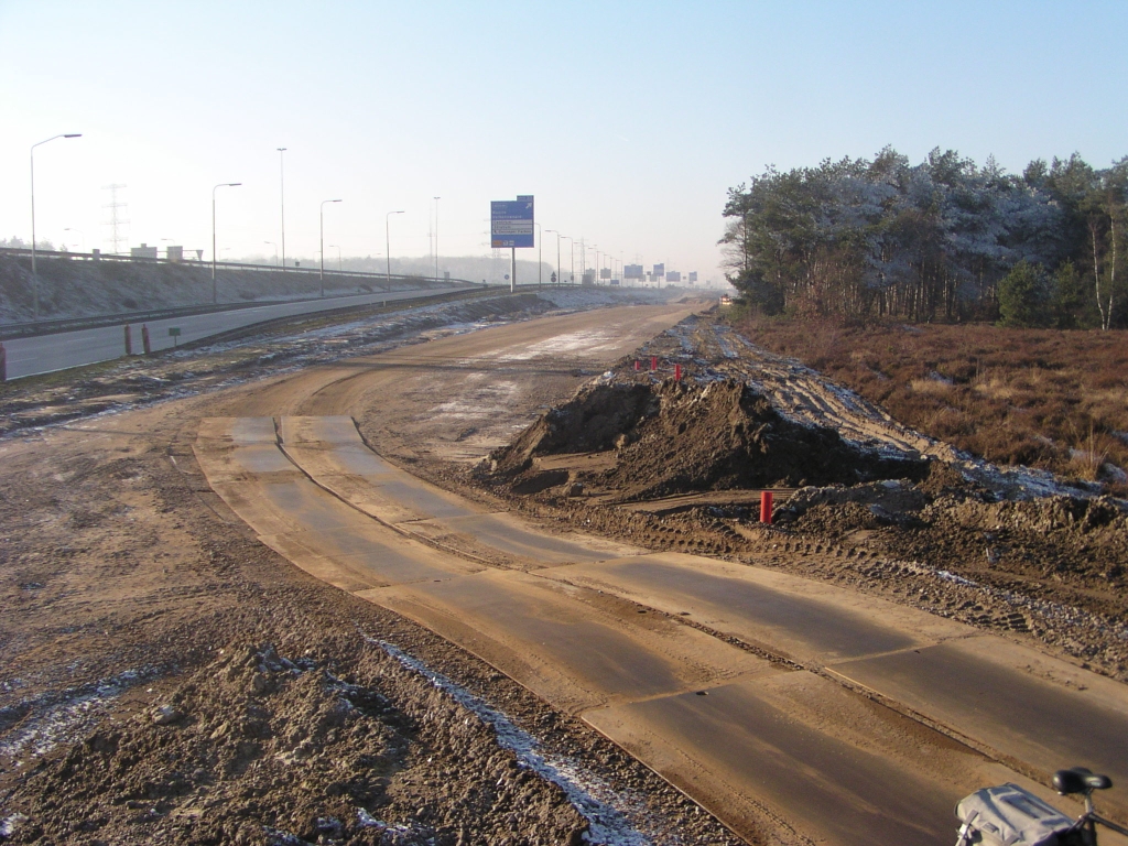pc220006.jpg - Zicht vanaf de rotonde Leenderheide langs de Eindhovense "zuidas".