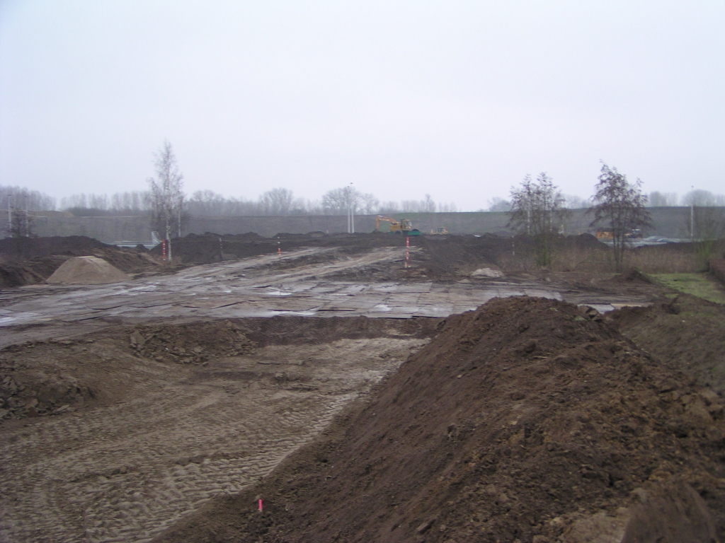pc260021.jpg - Uit de vorm van het zandlichaam waar het gele werktuig op staat is al een beetje af te leiden dat er een rotonde komt aan de noordzijde van de aansluiting Ekkersrijt.
