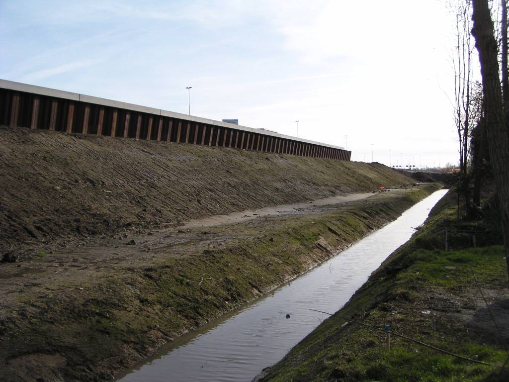 p2030014.jpg - Het geluidsscherm loopt nog dood op de nog te realiseren onderdoorgang van de Welschapsedijk en de parallelbaan west.  week 200801 