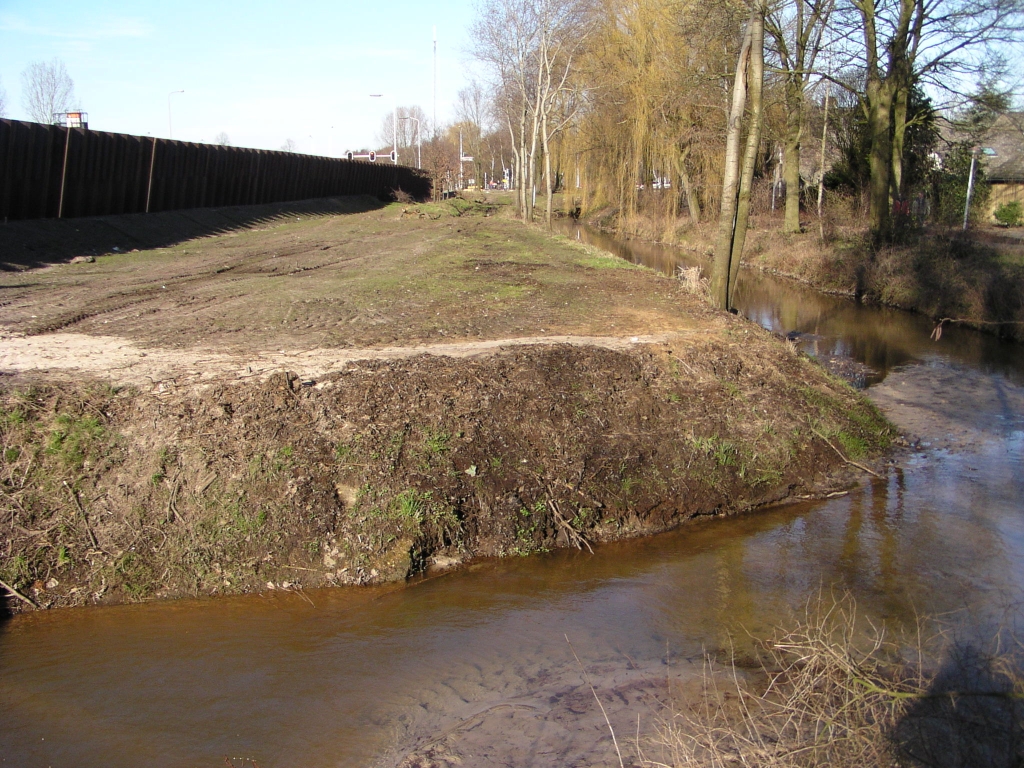p2100009.jpg - 3 meter hoog damwandenscherm tussen de afrit Veldhoven zuid vanuit de richting Maastricht, en de Eindhovense wijk Hanevoet. Het riviertje de Gender komt hier uit een duiker onder de A2 gestroomd.