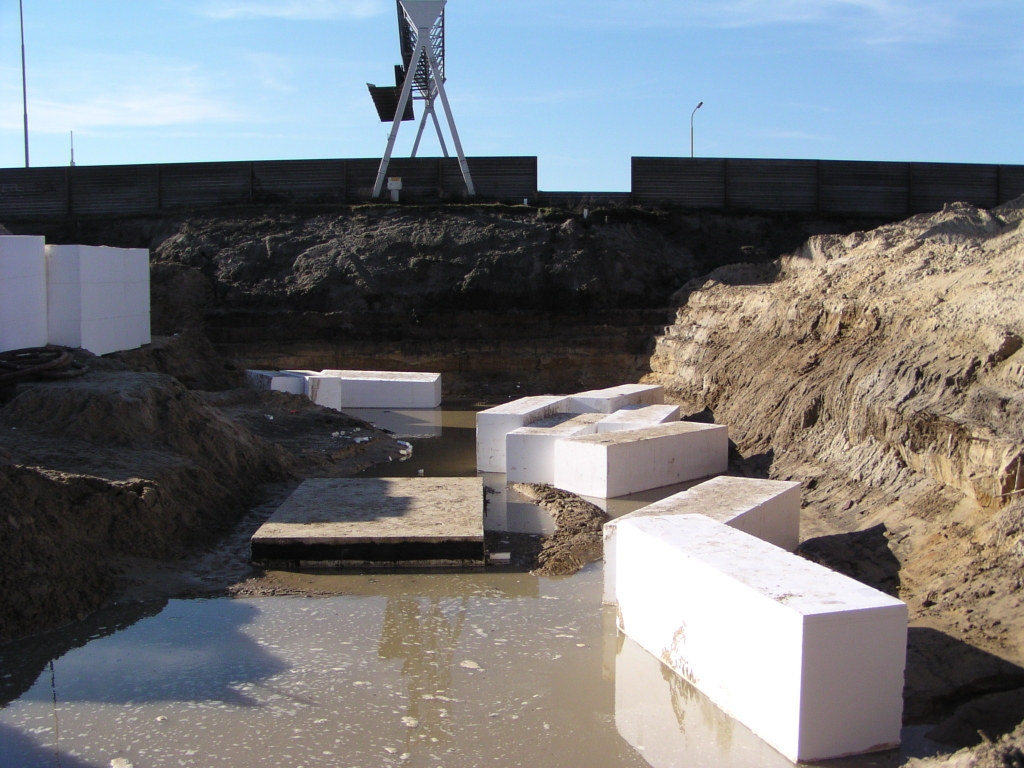 p2100011.jpg - Ronddobberende blokken EPS (piepschuim) die later in het parallelbaan zandlichaam geplaatst gaan worden als drukverlichting op het onderliggende riool nabij de onderdoorgang Ulenpas.