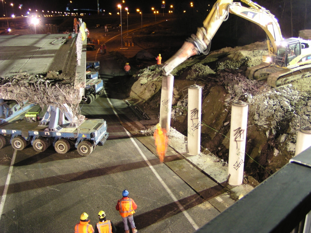 p2160026.jpg - Sloopapparaat probeert paaltje omver te duwen.