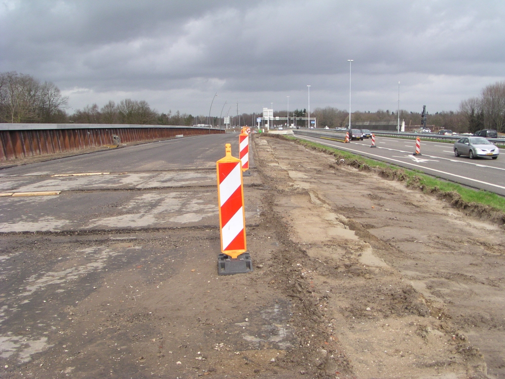 p3020034.jpg - Waar de parallelbaan west de onderdoorgang Welschapsedijk, die nog verre van gereed is, nadert zien we een eerste aanzet tot een doorsteek terug naar de oude hoofdrijbaan.  week 200805 