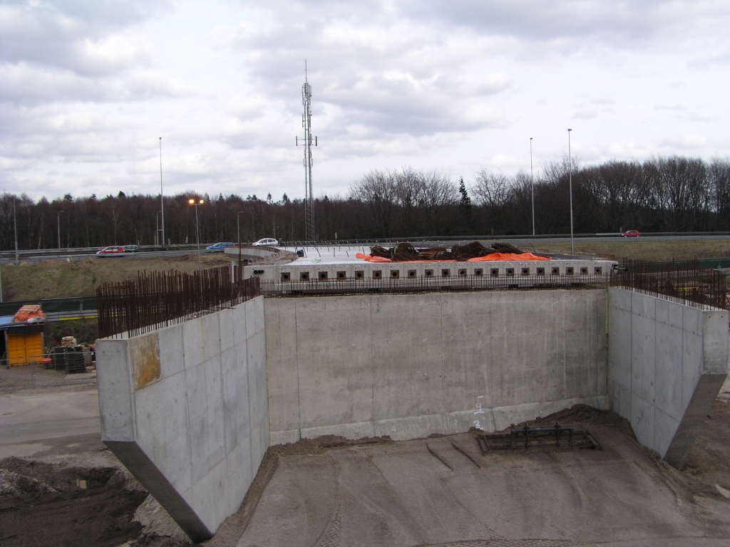 p3080048.jpg - Ook hier zijn de steigers verwijderd. Wellicht vult men eerst het landhoofd op met zand, waarna de werken aan de bovenkant hervat kunnen worden.  week 200809 