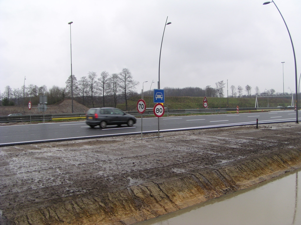 p3160045.jpg - Het bord G3 en de limiet van 80 zijn weer weggedraaid.