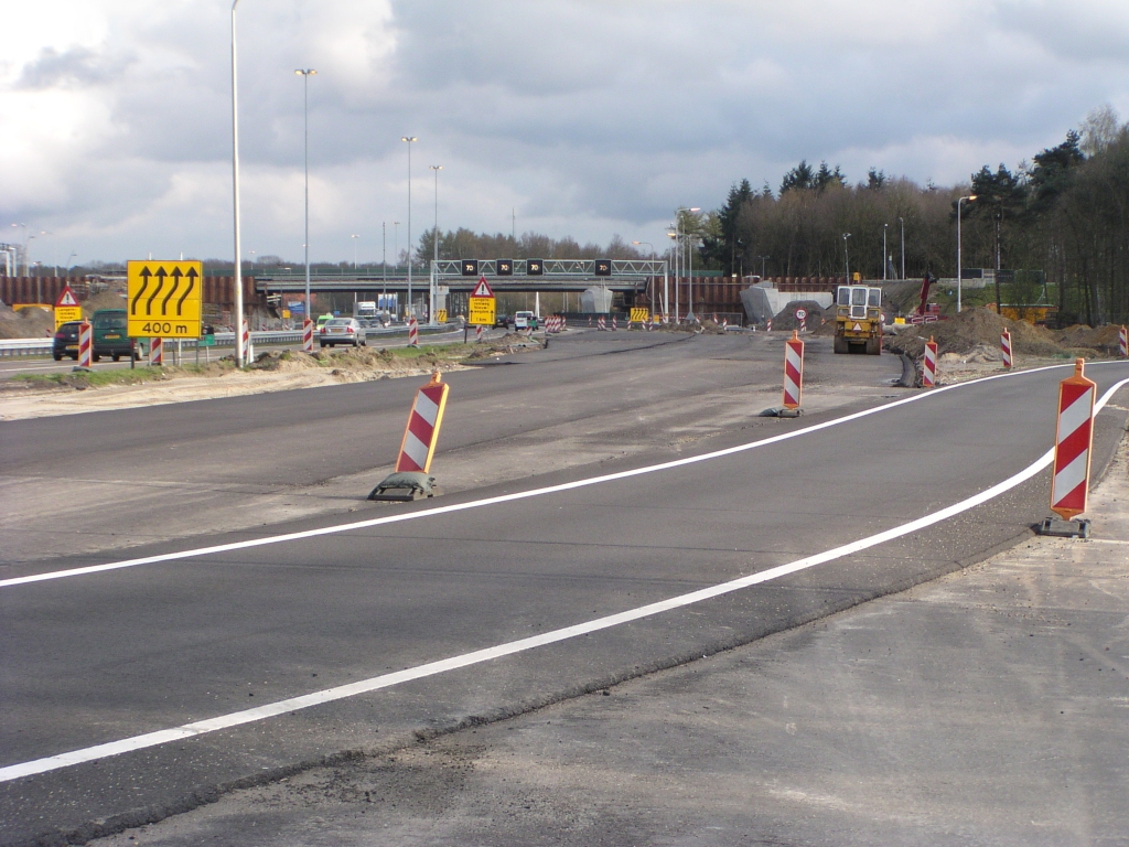 p4050032.jpg - Op de parallelbaan west ondertussen, waar de bestaande uitvoeger naar Airport reeds overheen is gelegd, zien we oversteekasfalt in aanleg terug de hoofdrijbaan op. In juni moet de parallelbaan west tussen kp. Batadorp en dit punt opengaan.  week 200804 