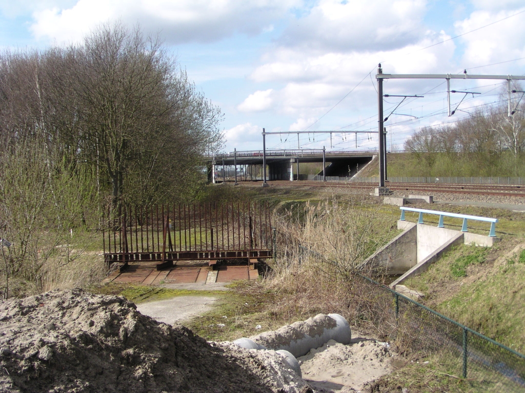 p4060080.jpg - Het oorspronkelijk plan om KW 3 vanuit zuidwestelijke richting te benaderen loopt hier stuk op een vervaarlijk uitziend hekwerk op een bruggetje over het beekje de Ekkersrijt.