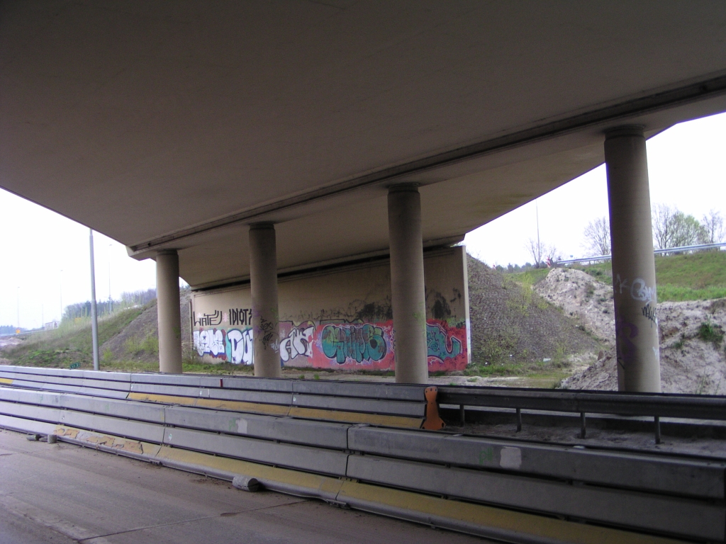 p4220011.jpg - Nog maar een plaatje van KW C in de aansluiting Strijp, met de naam "Sierman" (wie?) voor het gesloopt wordt, al zal dat niet voor september zijn.