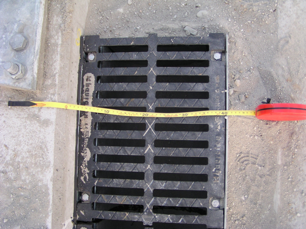 p4270028.jpg - De breedte van dit putje is ook al zo'n 40 cm. Al met al zal het niet veel meer dan 9 meter worden, en dat voor drie rijstroken. Ok, het is tijdelijk.