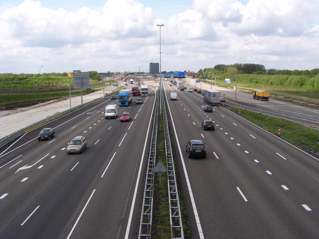 p4290001.jpg - Niet veel verschil vanaf dit punt met twee weken geleden. We kunnen nog net het nieuwe hulpportaal rechts boven de parallelbaan zien met de vijf signaalgevers.  week 200816 