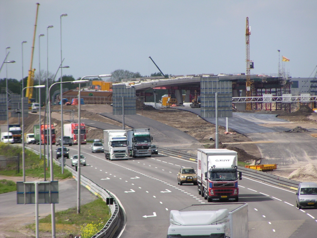 p4290003.jpg - Betere blik op het nieuwe asfalt. Rijbaan voor KW 25 (uiterst links) invoegend op die van KW 19. Verder naar rechts rijbaan voor KW 26 invoegend op die van KW 24B.