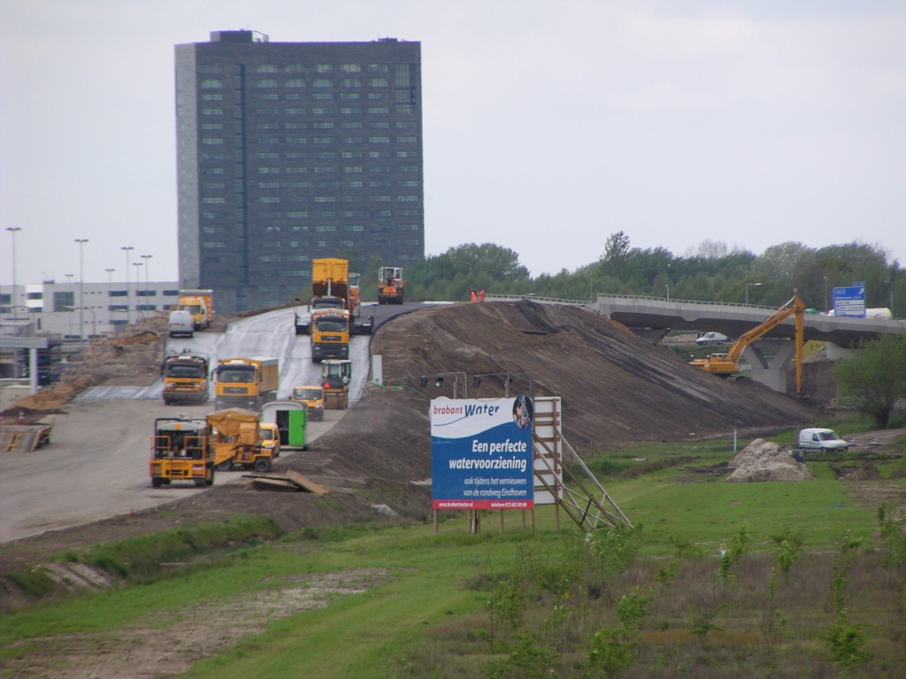 p4290005.jpg - Asfaltmachines rukken op naar KW 22. Links al een begin te zien van de uitvoeger naar Antwerpen over KW 23. Het zandlichaam is hier zo hoog omdat KW 23 op ongeveer niveau 2 over de hoofdrijbaan zal gaan.  week 200813 