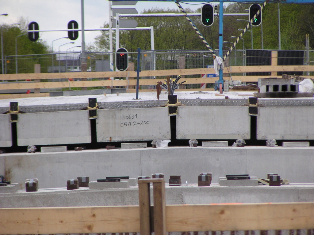 p4300008.jpg - Er wordt toch wel iets van een deklaag op de massieve liggers gestort, maar de details ontgaan ons.