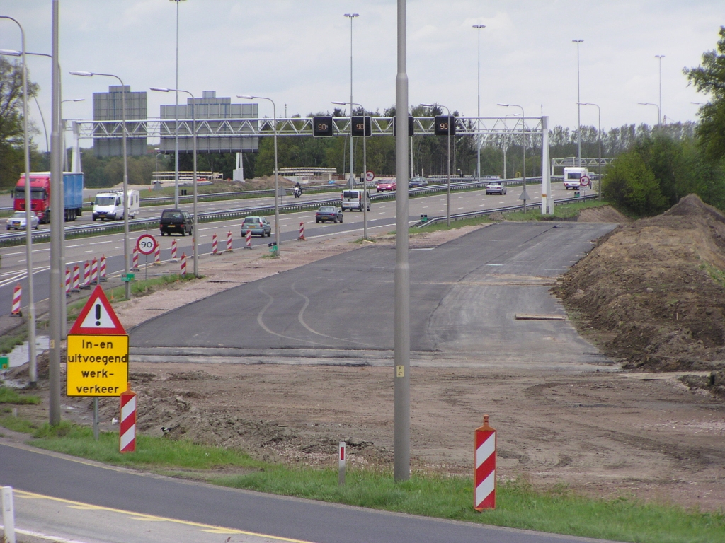 p4300010.jpg - Asfalt aangebracht op de zich naar de oude hoofdrijbaan toe-taperende parallelrijbaan oost in de richting viaduct Oirschotsedijk. Door de wegasverschuiving ten behoeve van het rijksmonument "De Mispelhoef" zal de parallelbaan over het bestaande hoofdrijbaanviaduct geleid worden.  week 200814 