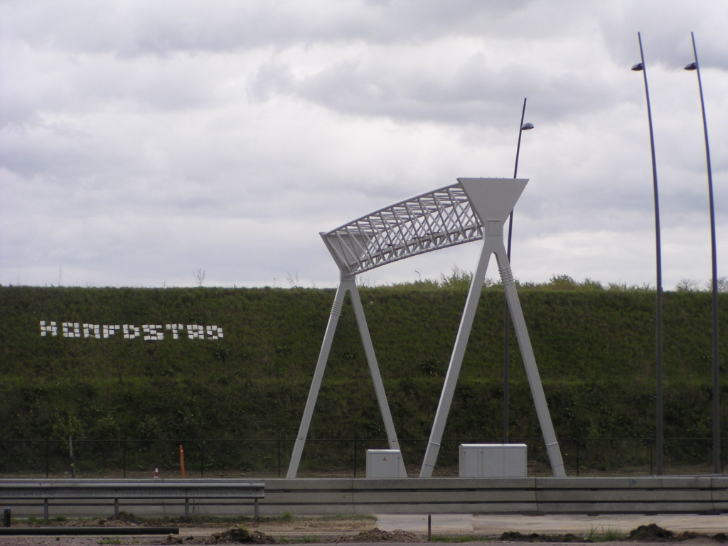 p4300020.jpg - Iemand is hier creatief geweest op de geluidswal van het landgoed de Wielewaal langs het wegvak tussen de aansluitingen Airport en Strijp/Centrum.