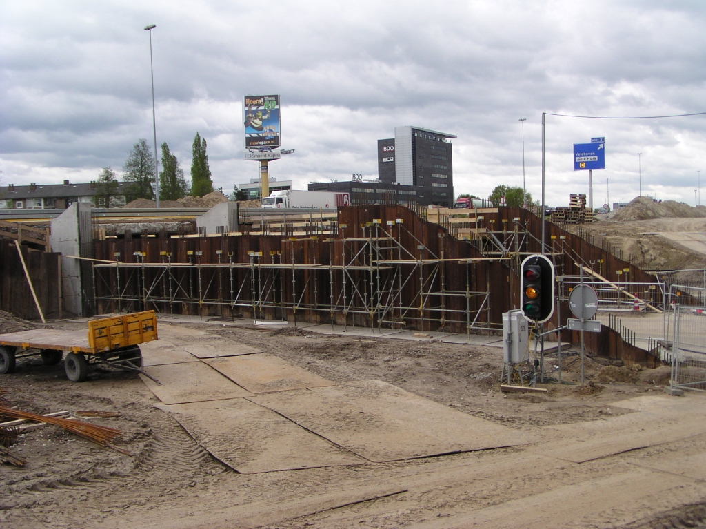 p4300025.jpg - Aan de vorm van de twee nieuwe betonnen muurtjes links menen we te concluderen dat de nieuwe onderdoorgang Welschapsedijk (KW 11) geen lange ononderbroken tunnel zal worden. Sociale veiligheids aspecten hebben hier vast bij meegespeeld.