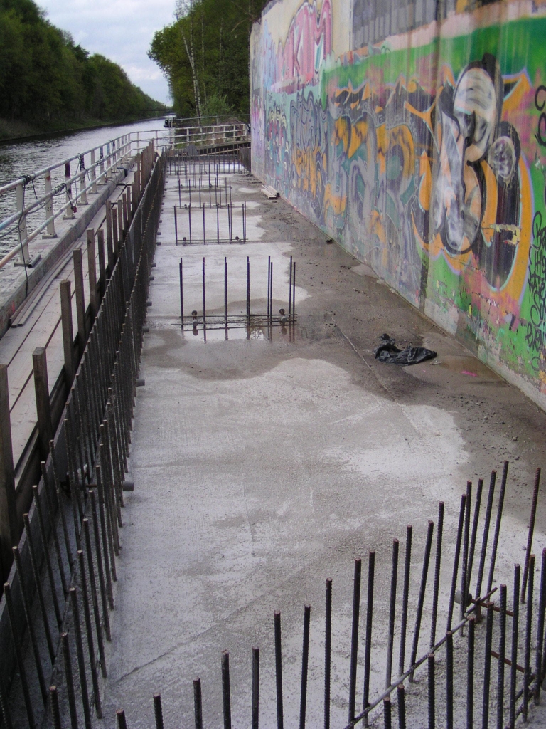 p4300028.jpg - Voor de bestaande muur wordt kennelijk nog een muur opgetrokken, met "dwarsschotten". Dat wordt dan het definitieve einde van de fiets/voettunneltjes onder KW 12 parallel aan het Beatrixkanaal, die overigens al jaren afgesloten zijn.  week 200810 