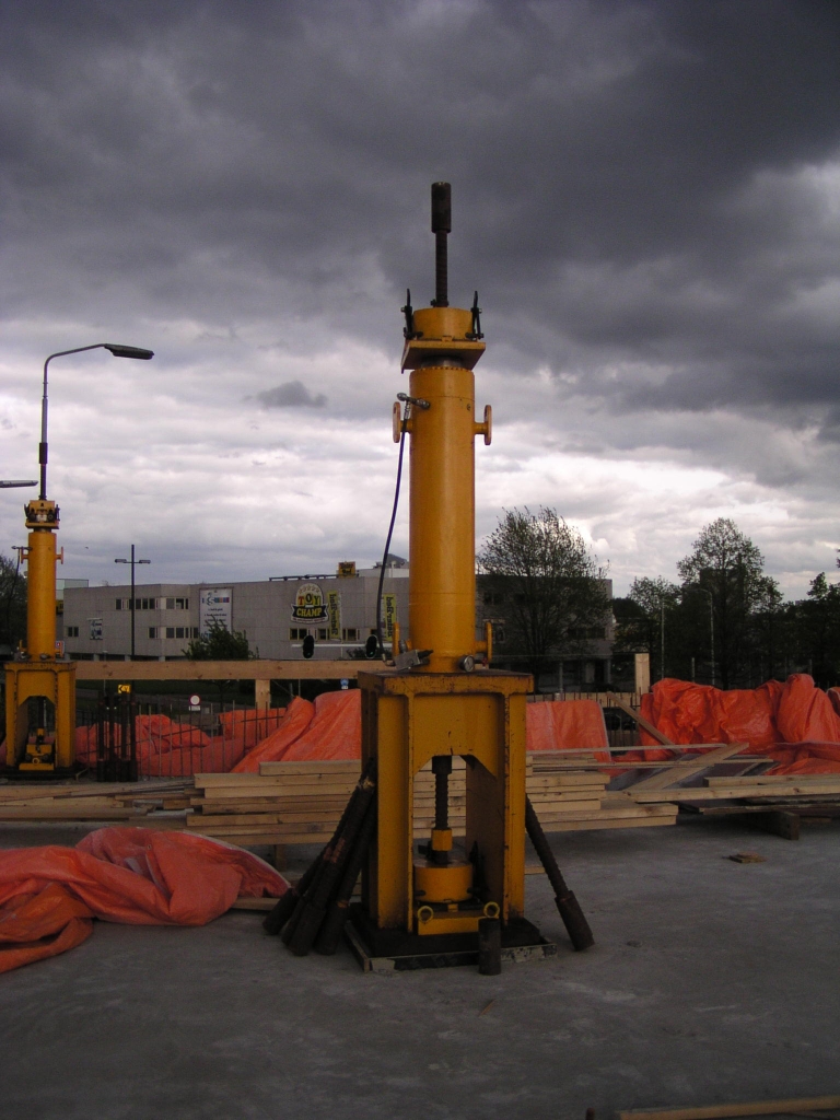 p4300044.jpg - ... en een aantal van deze (hydraulische?) installaties.