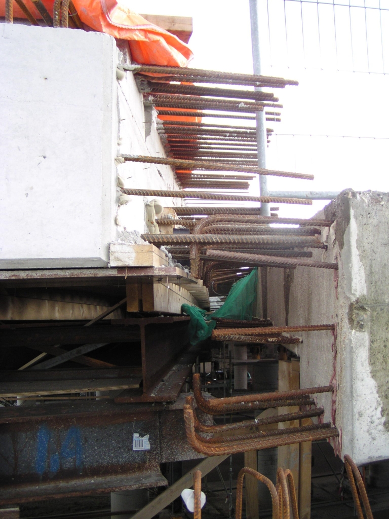 p4300045.jpg - Detail van de "koppelruimte" tussen oude en nieuwe bovenbouw in KW 13 oost. De wapening die in het oude viaduct rechts is aangebracht is omgebogen aan de uiteinden (waarom?)